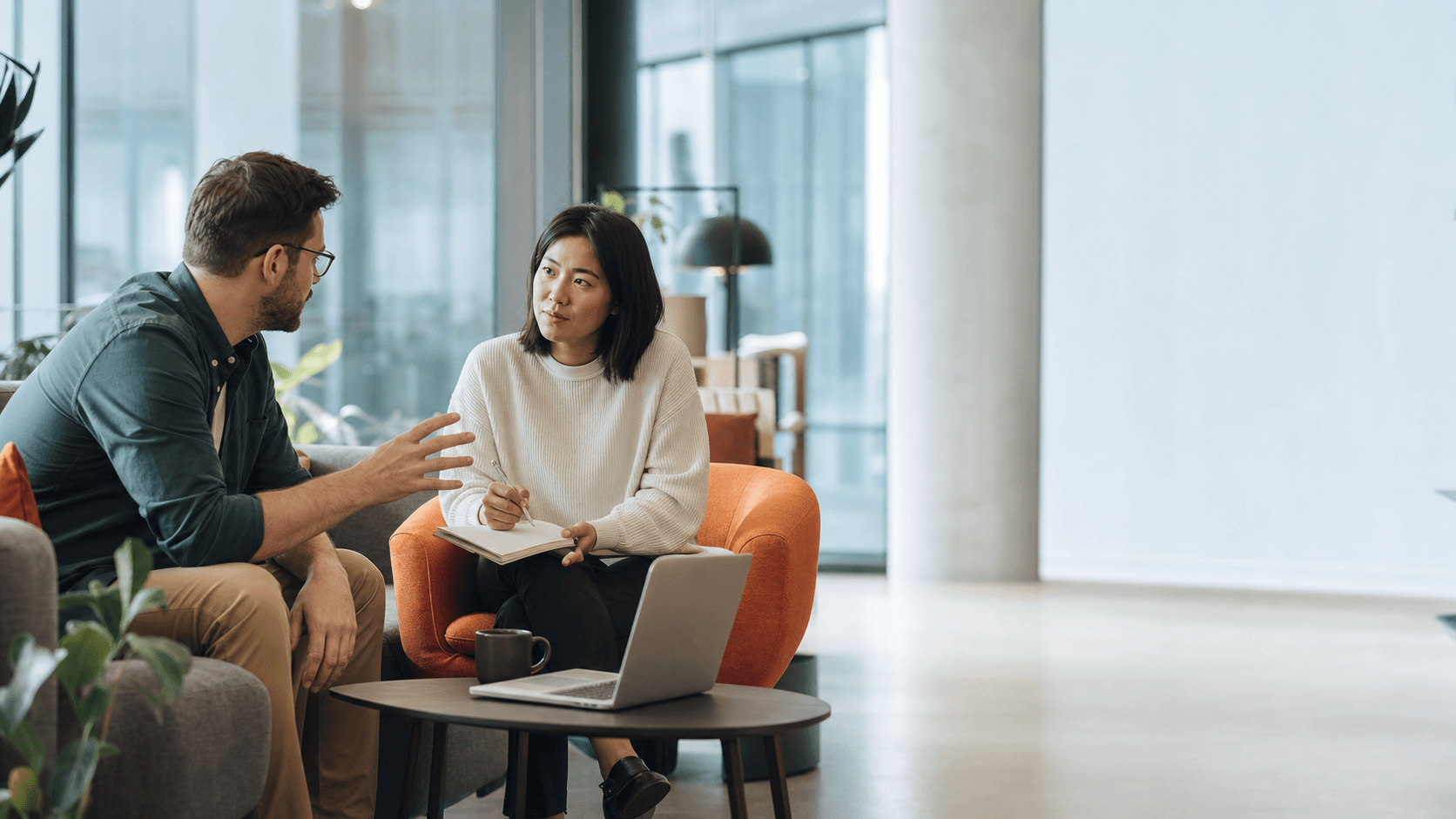 Einen Mentor finden, der wirklich passt – Dein Karriere-Booster Einen Mentor zu finden, der wirklich passt, ist einer der wirkungsvollsten Schritte für deine Karriere. Der richtige Mentor kennt deinen Zielweg, versteht deine Branche und gibt dir ehrliches Feedback, bevor du teure Umwege gehst. Ein gutes Mentoring-Gespräch macht aus allgemeiner Recherche einen konkreten nächsten Schritt. Viele